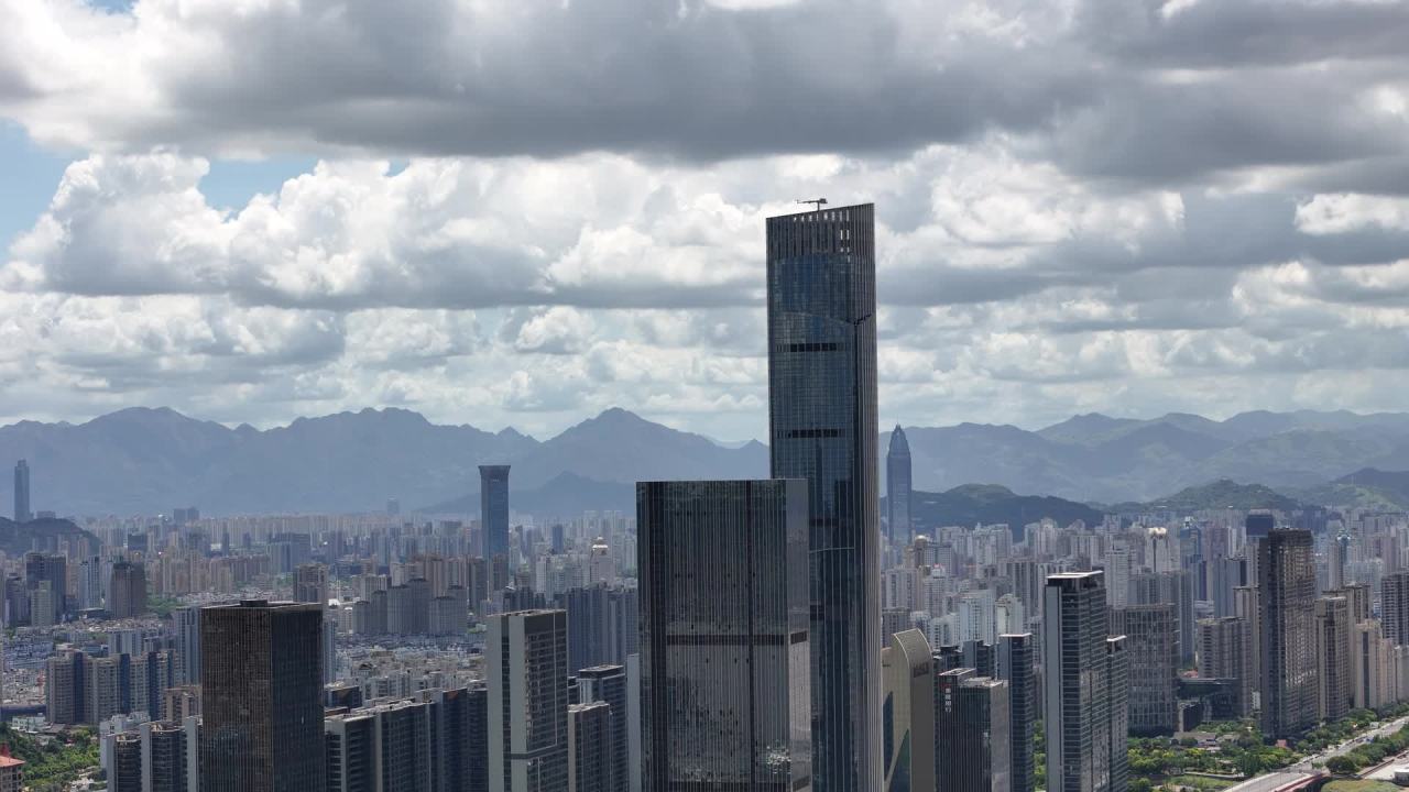云端俯瞰现代都市