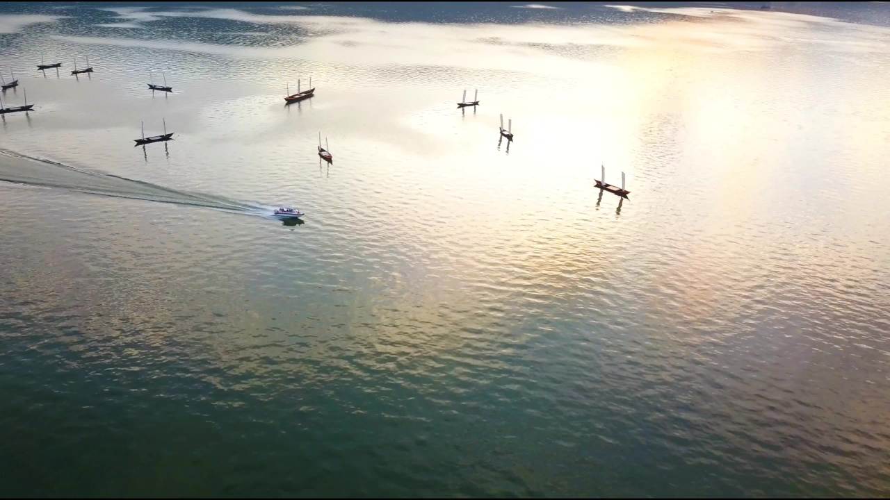 湖上日落航拍