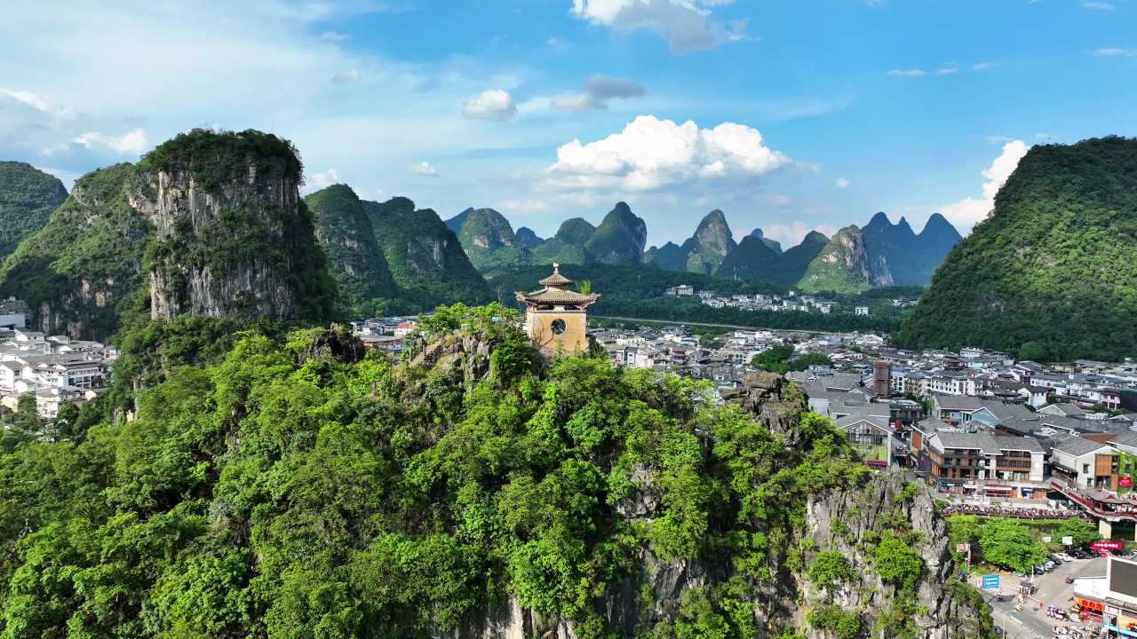 桂林山水与小镇的和谐之美