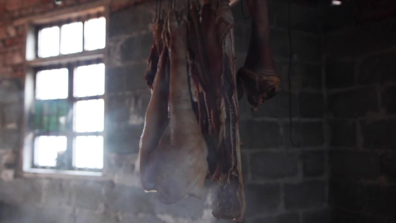 悬挂熏制的肉