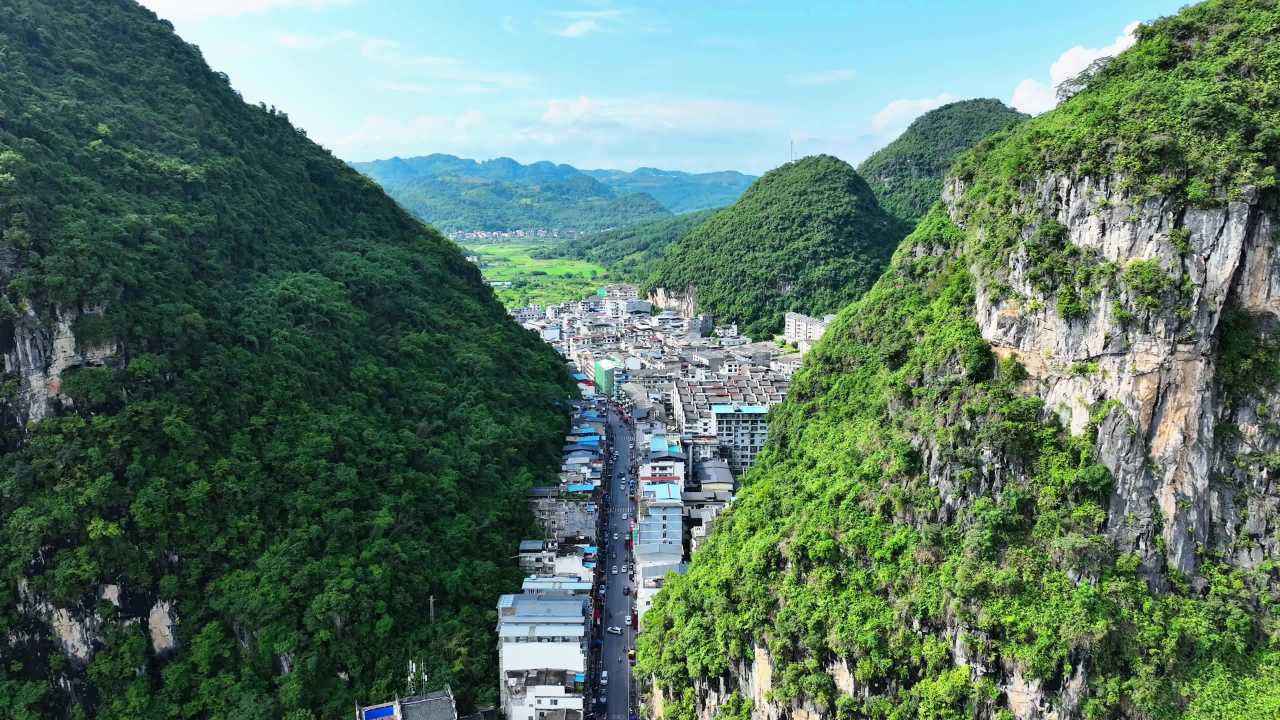 山谷中的城市风光
