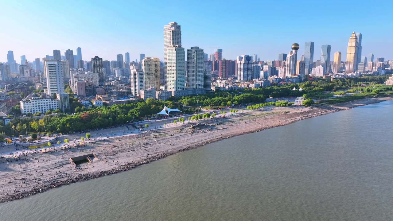 城市河畔风光