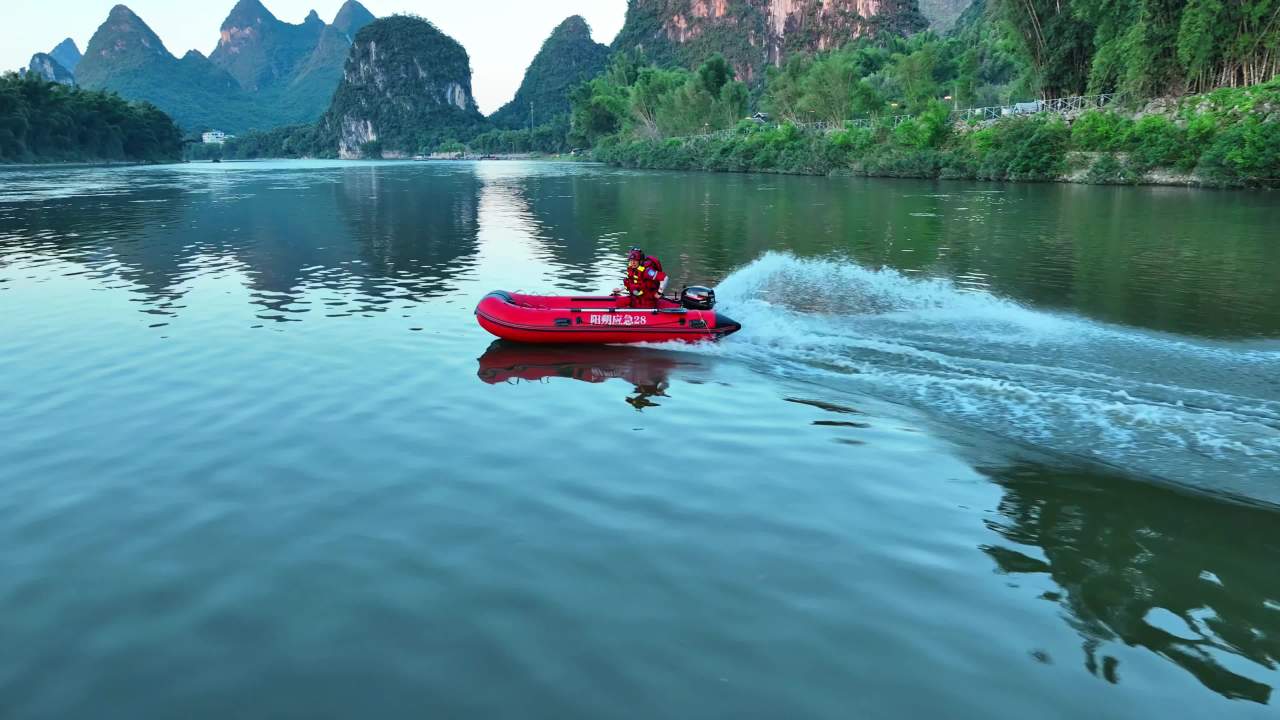 激流勇进：救援艇在山水间疾驰