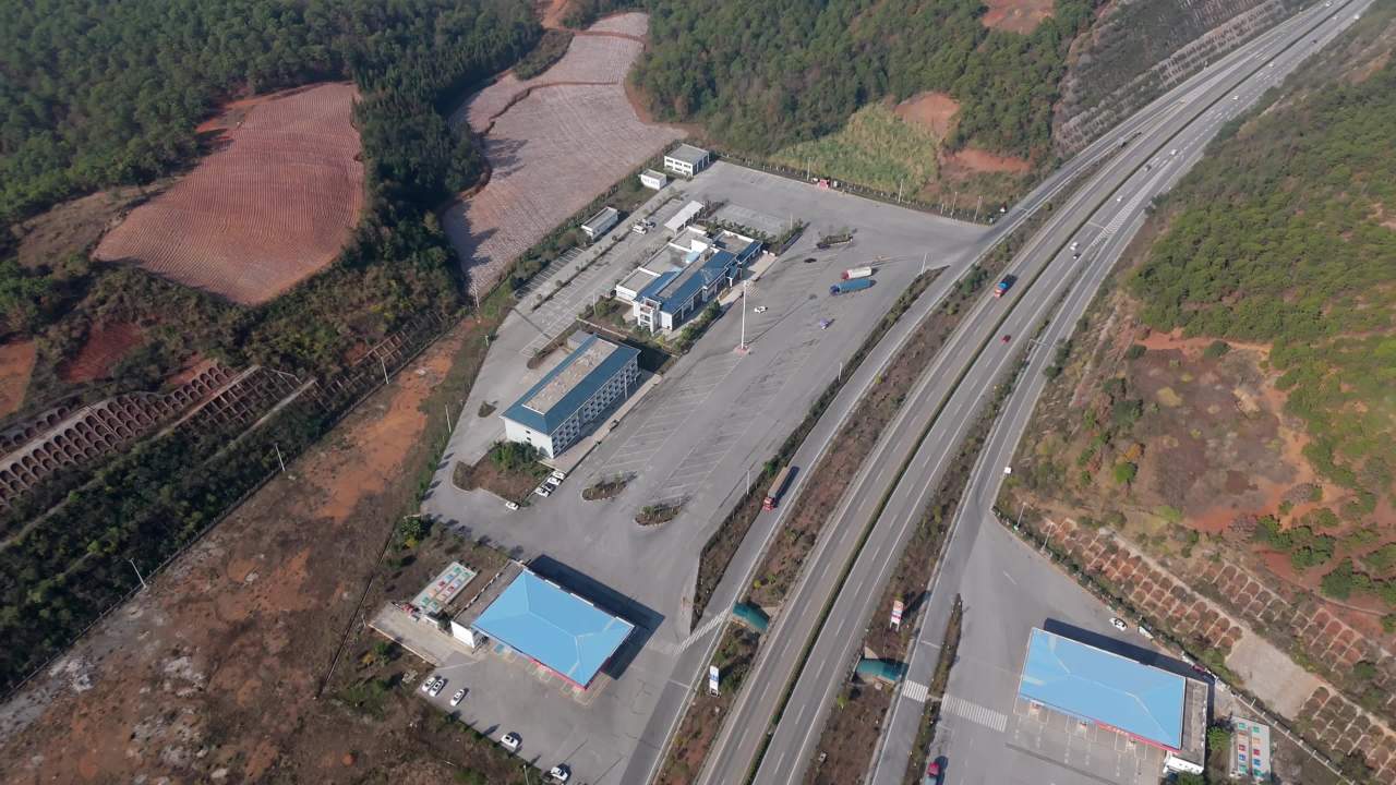 高速公路旁的工业区航拍