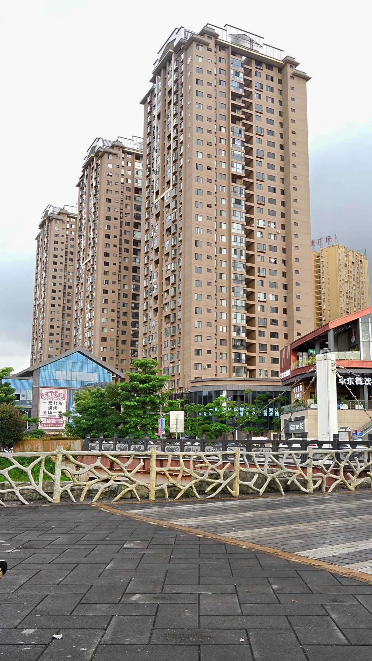 现代都市的高楼与广场