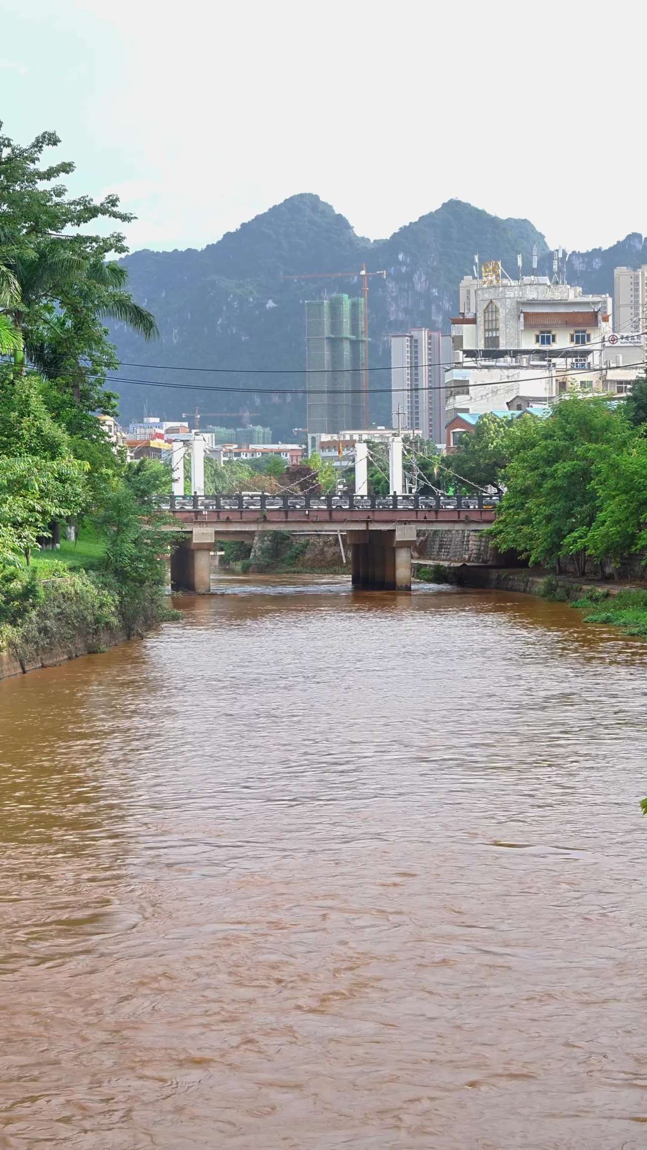 河畔静谧的城市风光