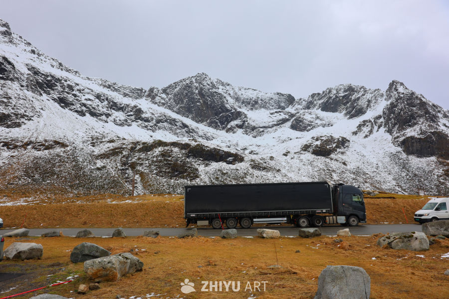 雪山下的长途卡车