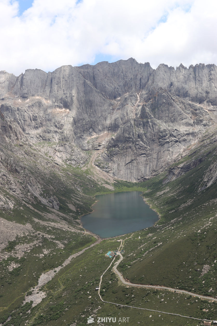 高山湖畔的静谧之旅