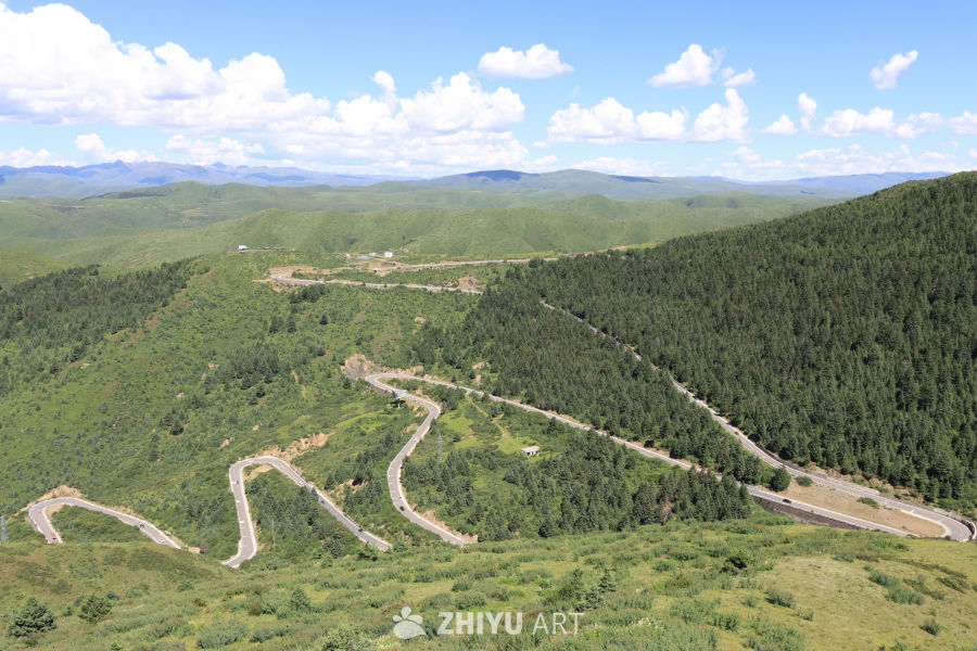 蜿蜒山间公路与绿意盎然的自然风光