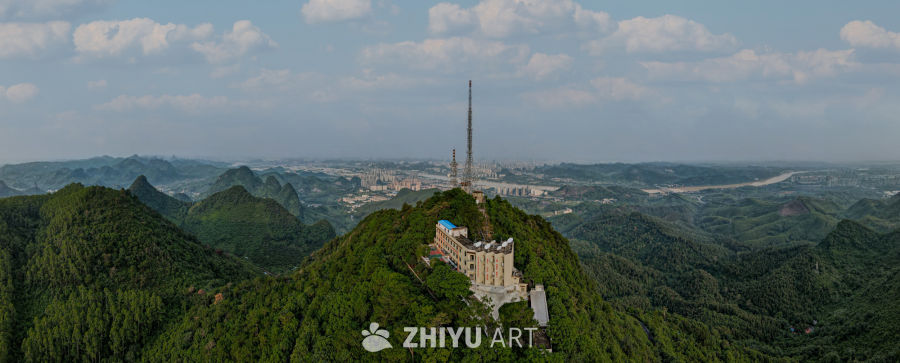 山巅上的城市全景