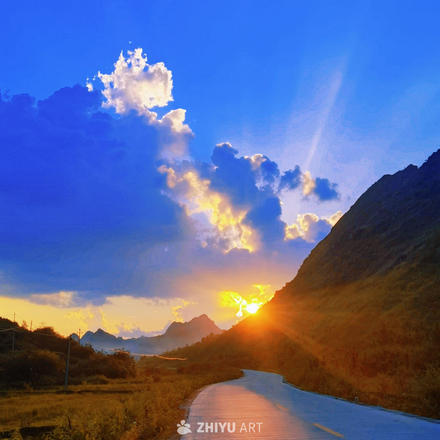 夕阳下的山间小路