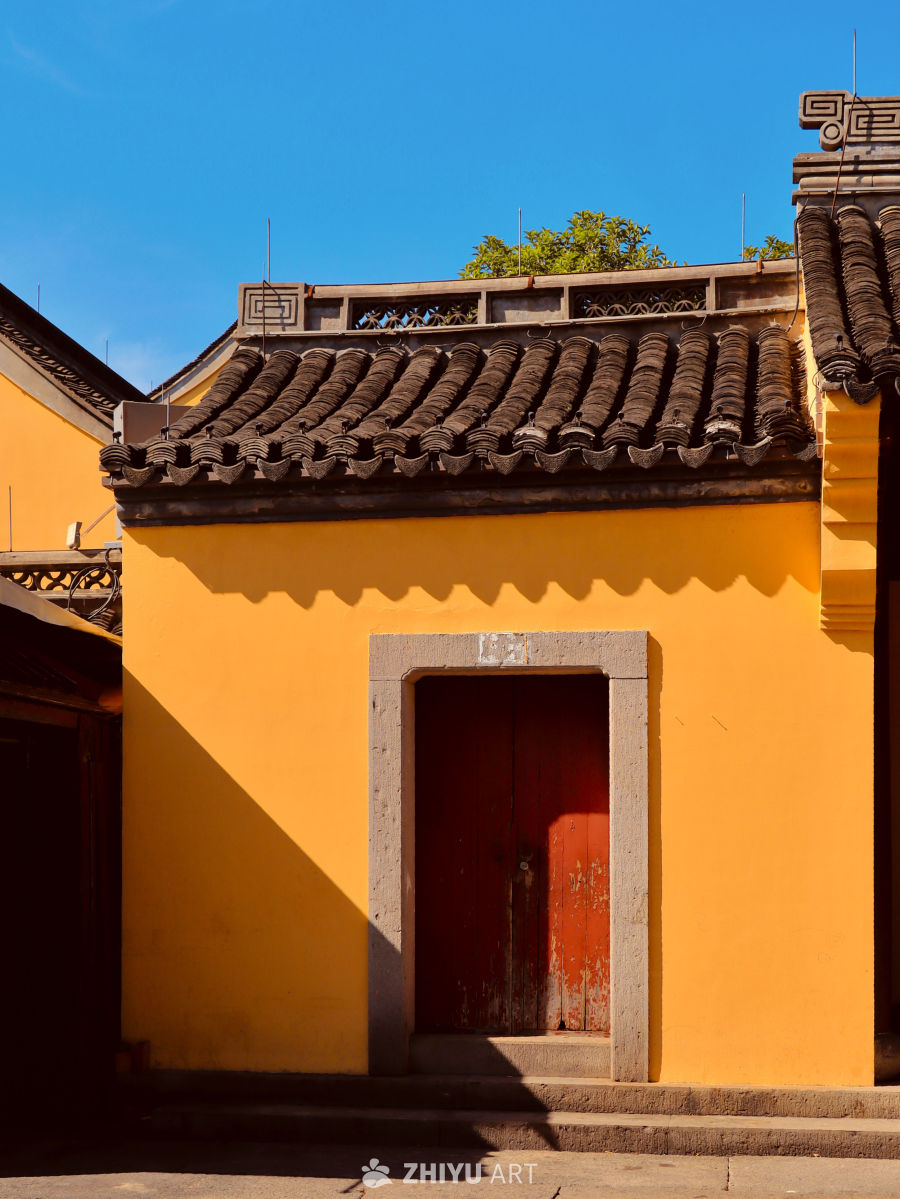 光影之下的黄墙古建筑