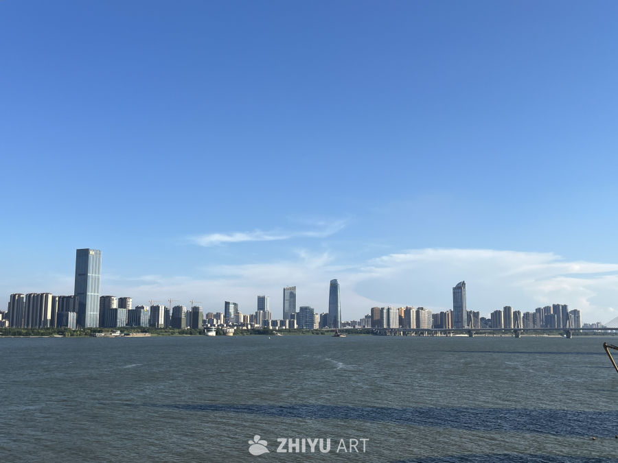 江畔城市风光