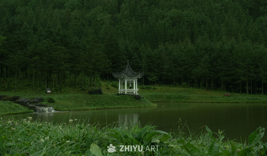 湖畔亭子静谧景