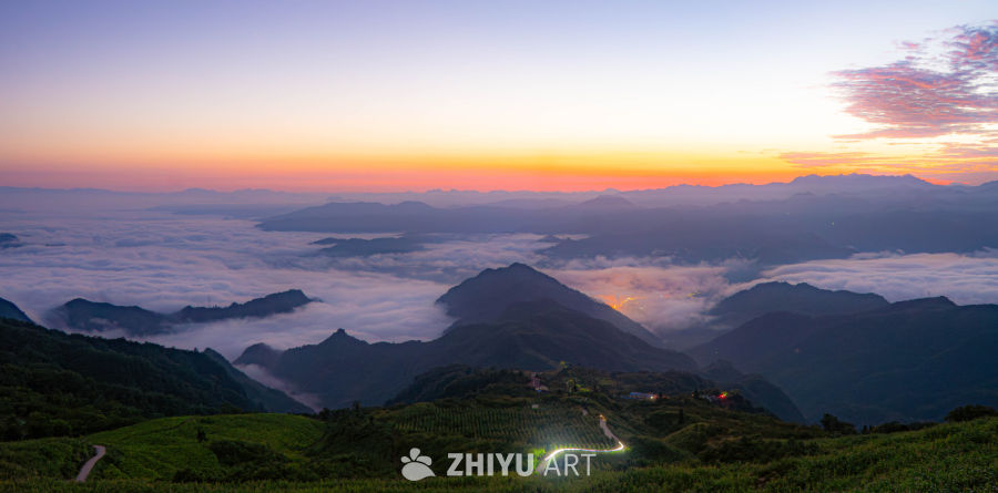 云海日出，山峦叠翠
