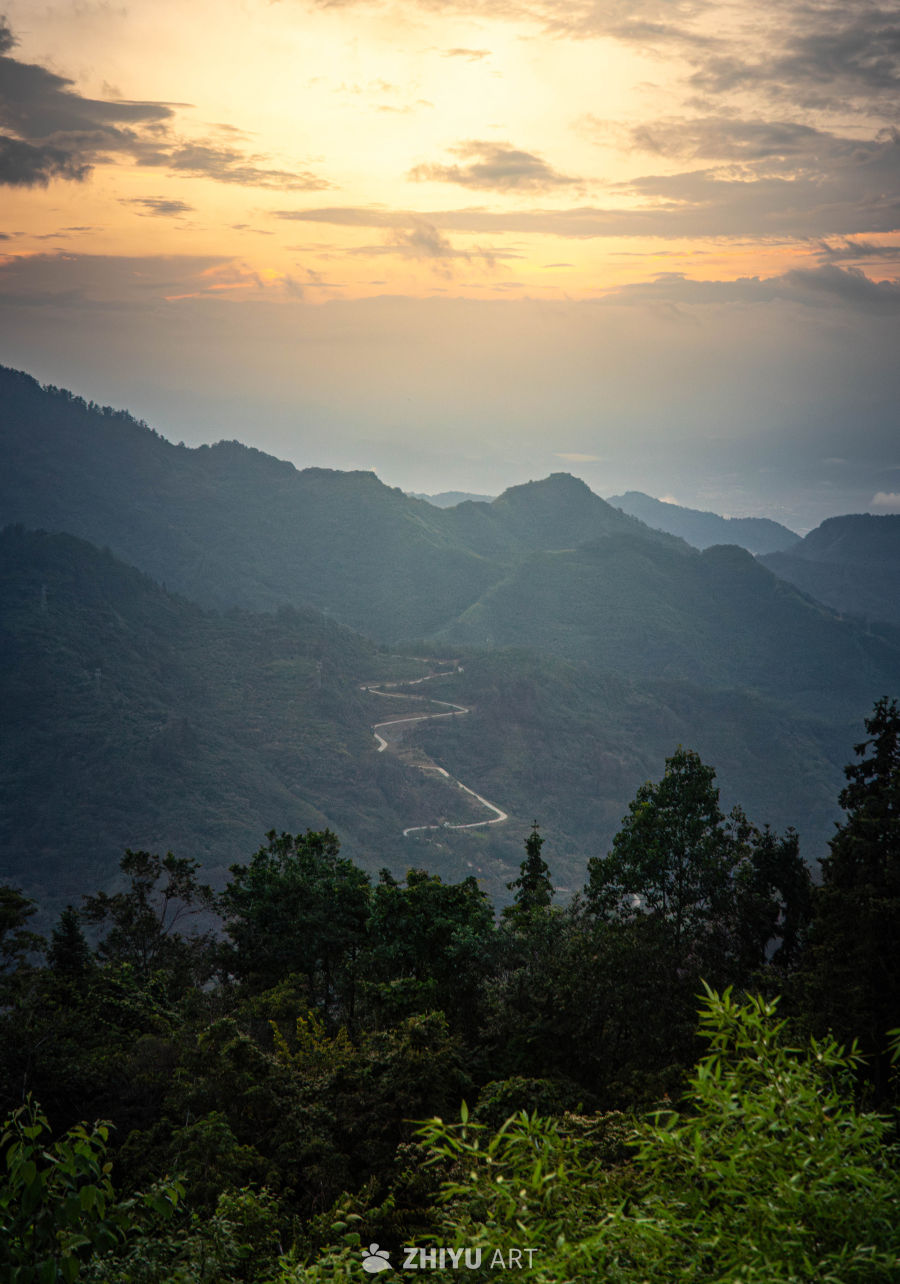 日落山间蜿蜒路