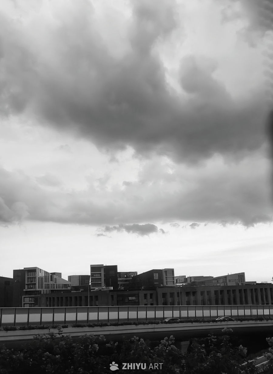狂风暴雨即将到来之际上海高架路