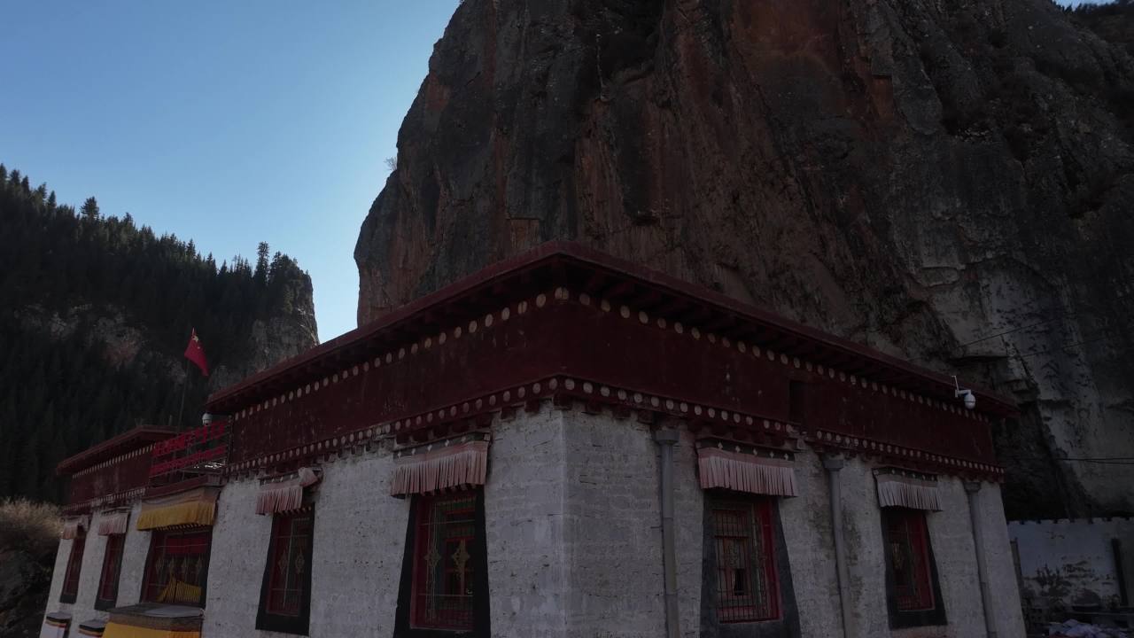 壮丽高山与建筑景观
