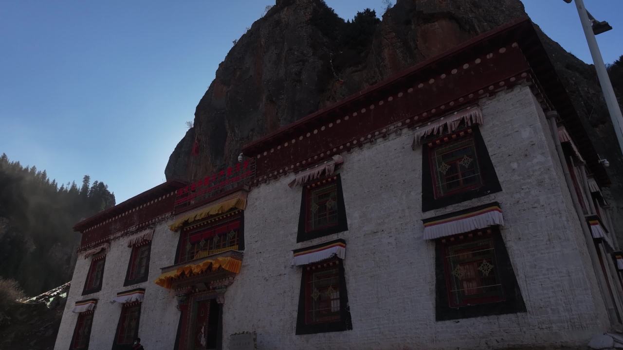 壮丽高山与建筑景观