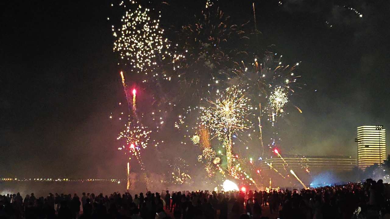 除夕过年海边放烟花