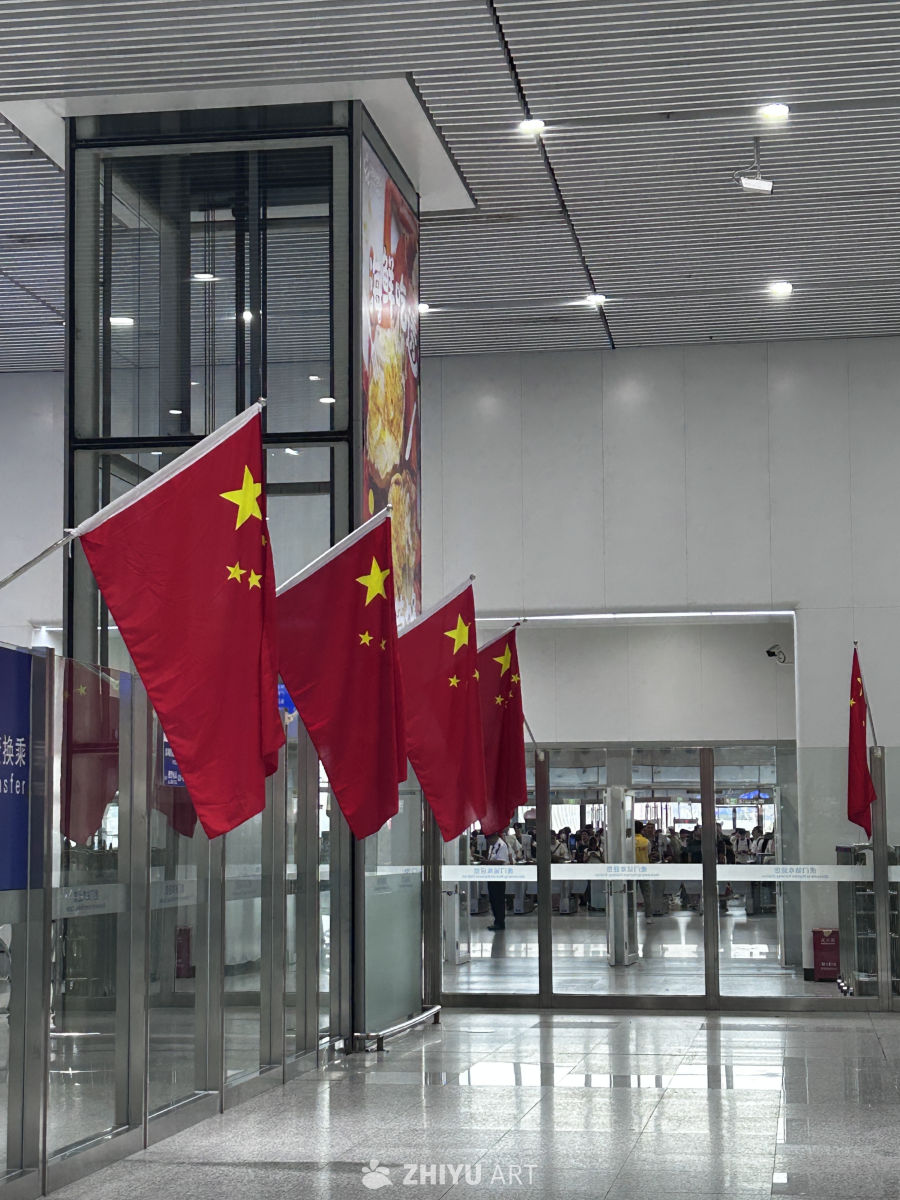 国旗飘扬的现代化大厅