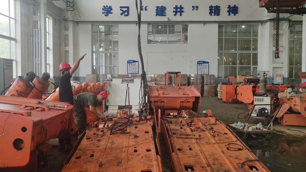 工厂劳动实拍视频素材 4
