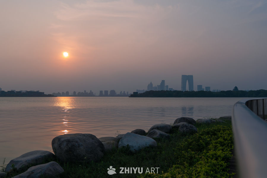 湖畔日落：城市与自然的交融