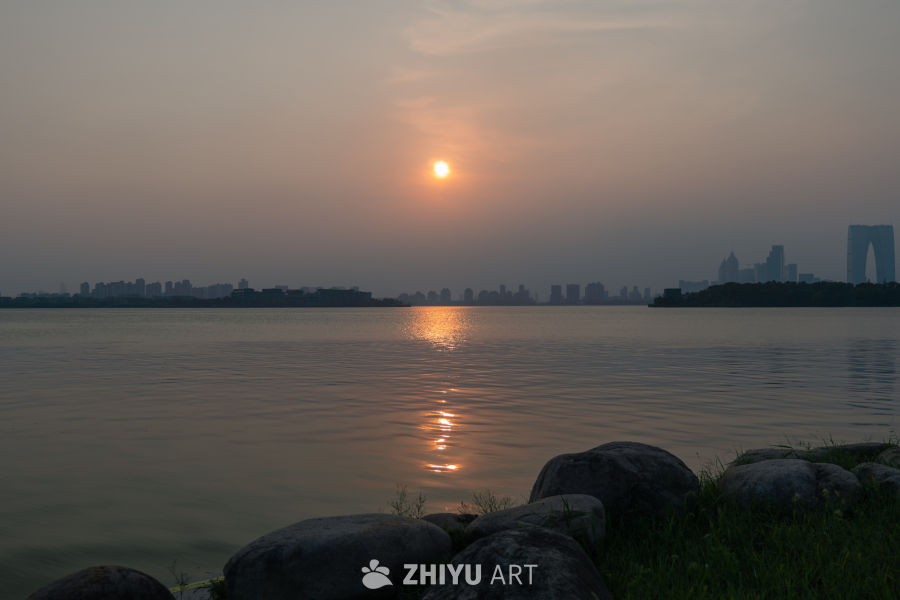 湖畔日落：都市与自然的交融