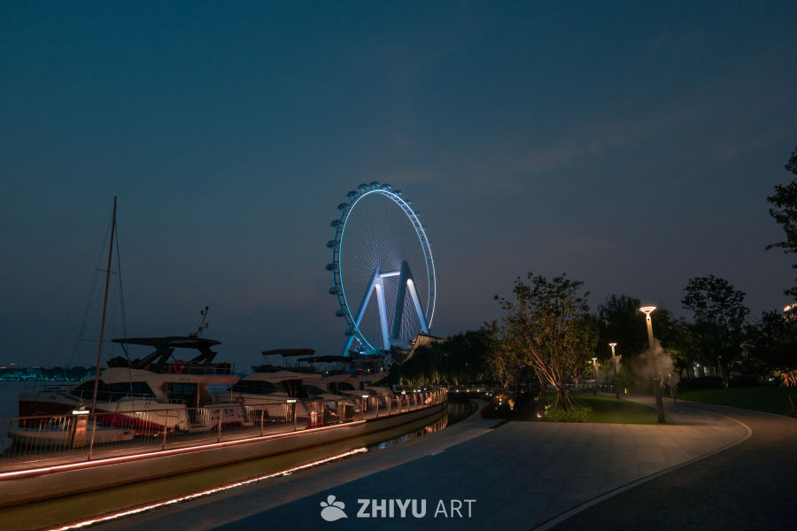 夜幕下的摩天轮与游艇