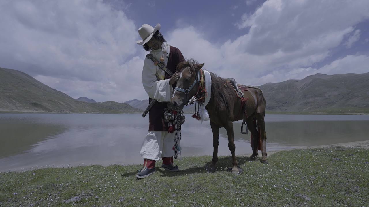 高原草原牧马人行走湖畔