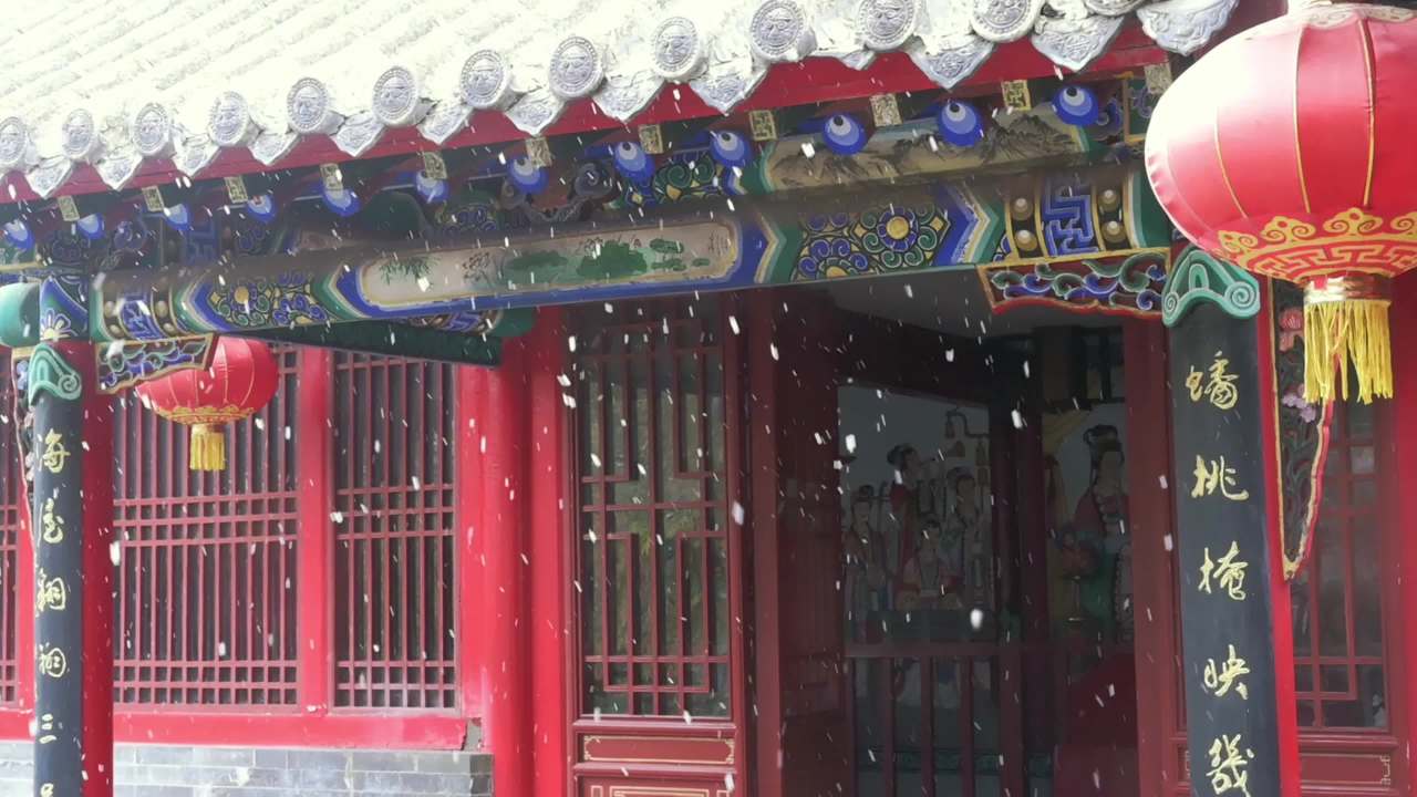 古建筑与纷纷飘落的雪花