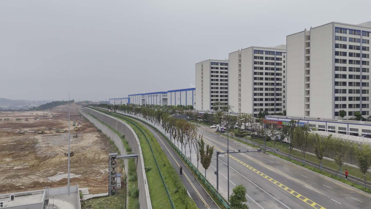 城市扩建航拍：工地与道路