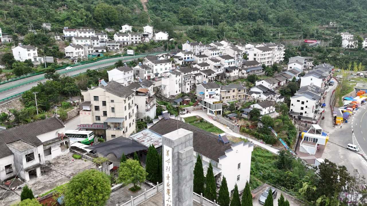 航拍纪念碑前的学生集会