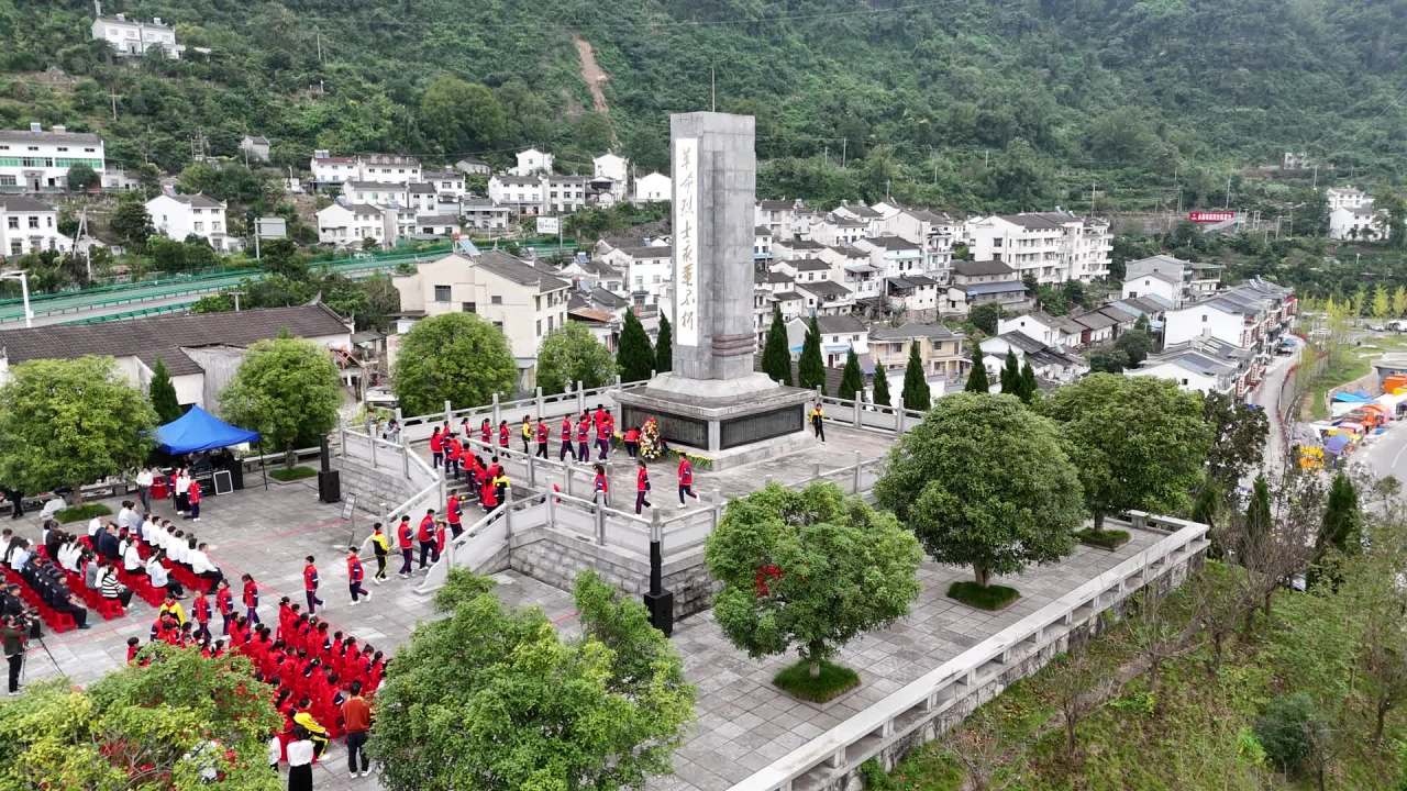山间纪念碑前的集体纪念活动