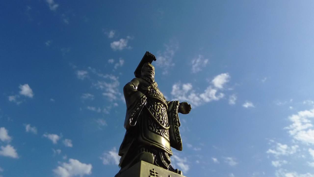 延时蓝天白云下秦始皇铜像