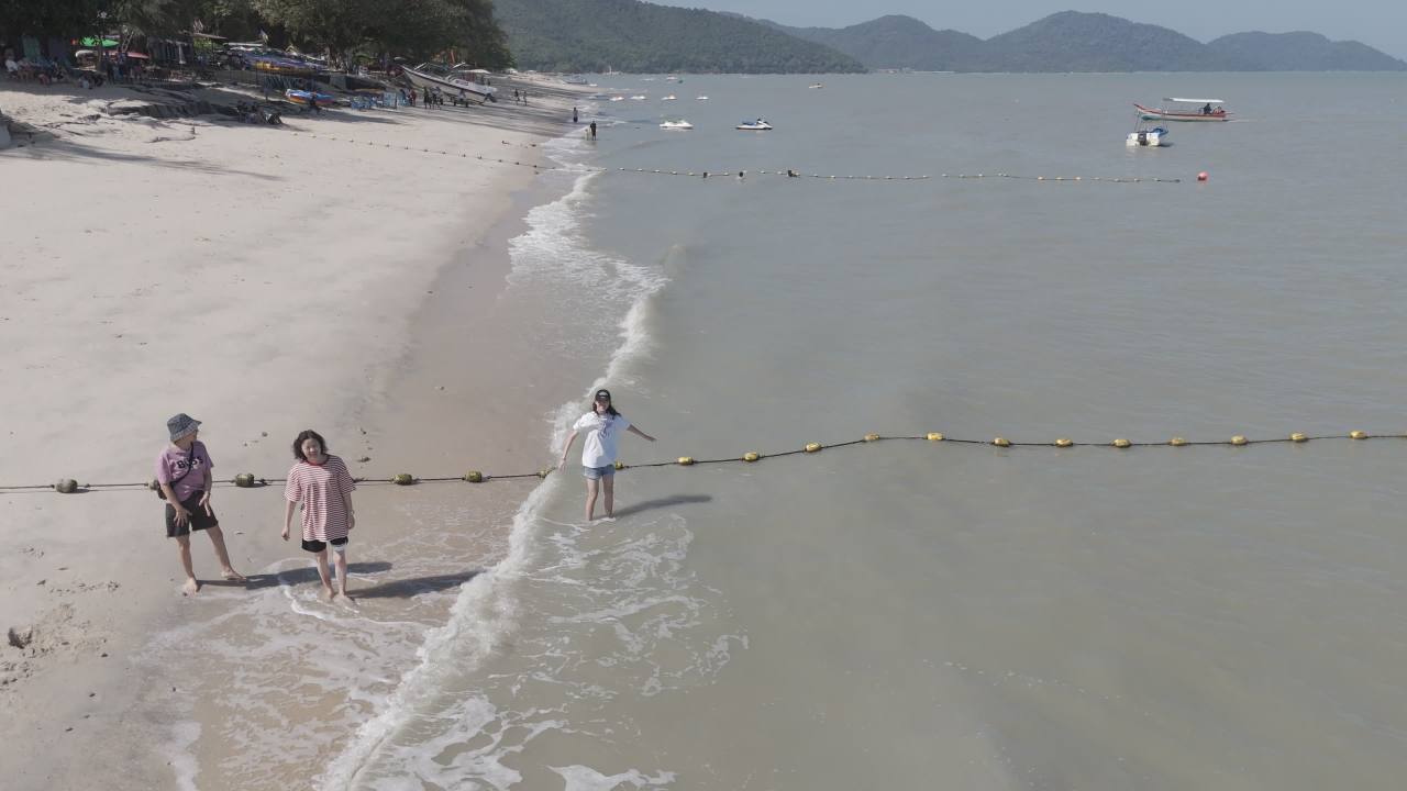 家人海滩漫步
