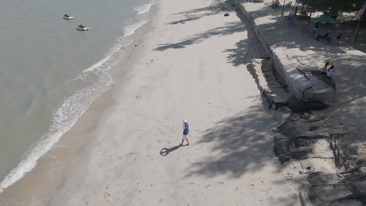 海滩漫步：阳光与海浪的交响
