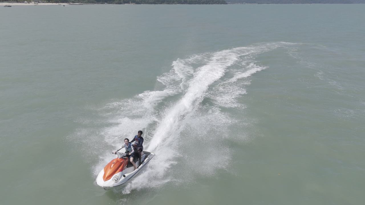 摩托艇海上疾驰