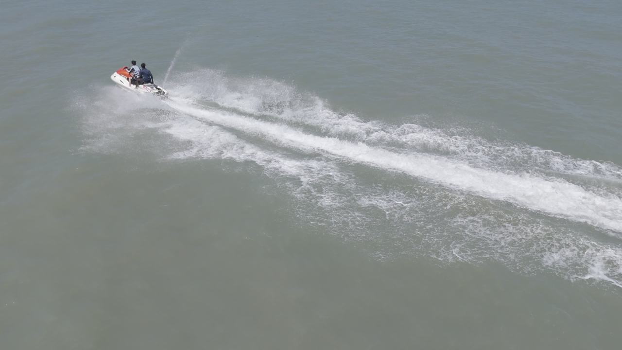 水上摩托疾驰海面