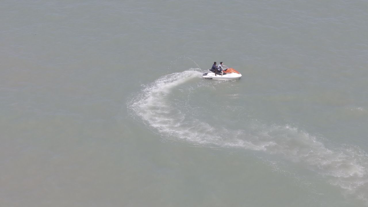 水上摩托疾驰海面