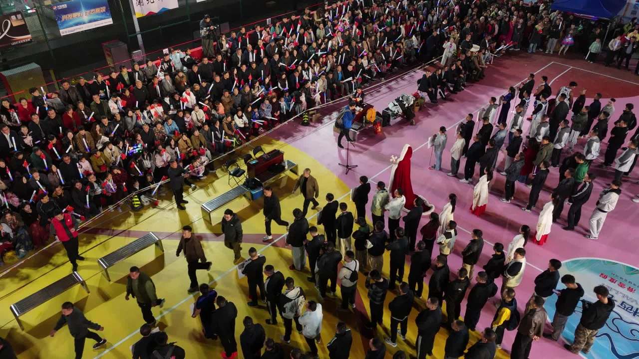 体育馆内盛大集会现场