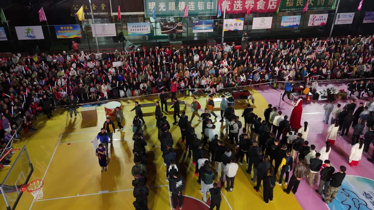 体育馆内人群列队仪式