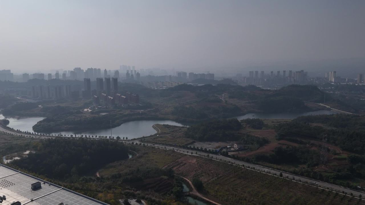 高空俯瞰城市河畔风光