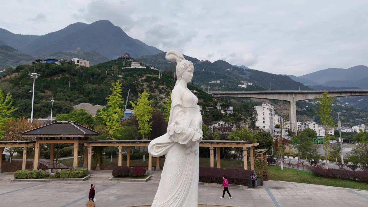 广场雕像与远山风景