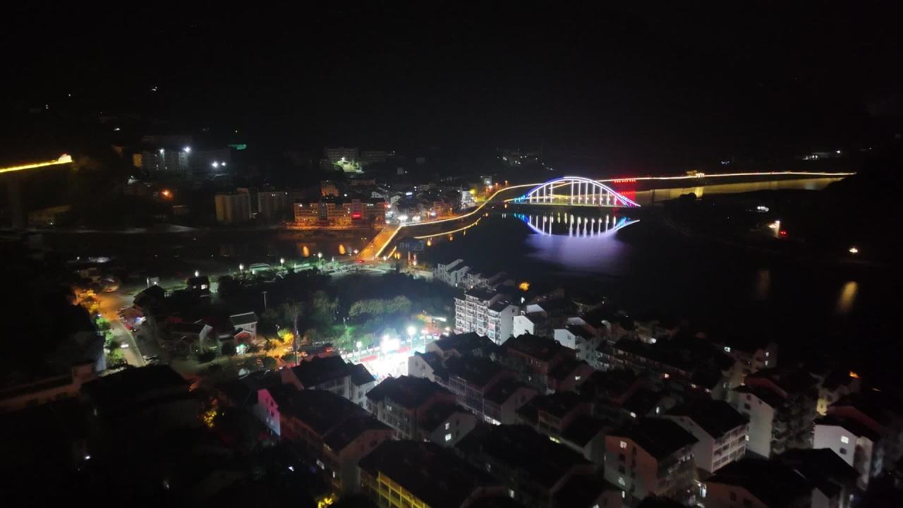 夜幕下的城市篮球场