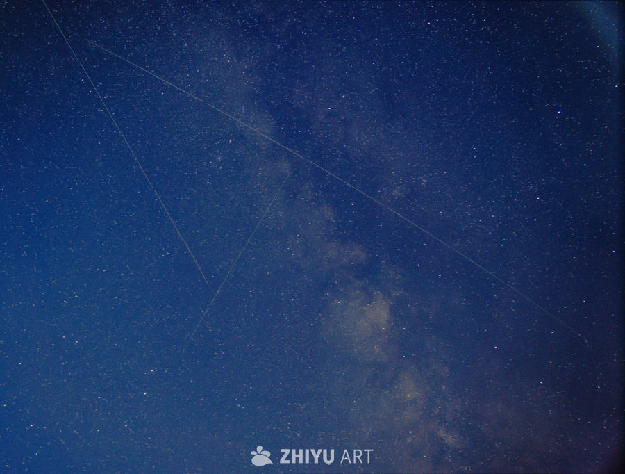 银河星空下的流星轨迹
