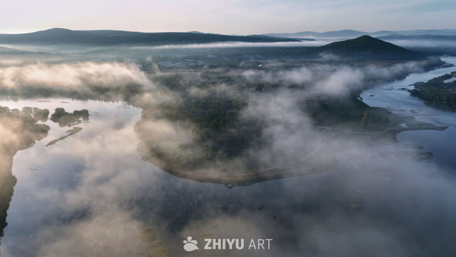 晨雾漫江岛