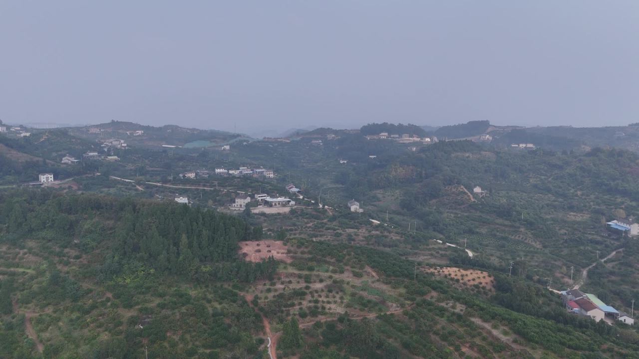 航拍乡村山丘景色