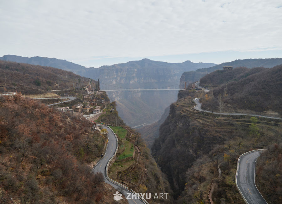 太行山大峡谷蜿蜒山路与峡谷吊桥