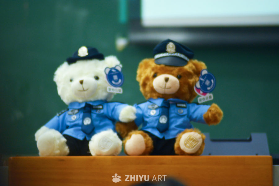 警察小熊玩偶